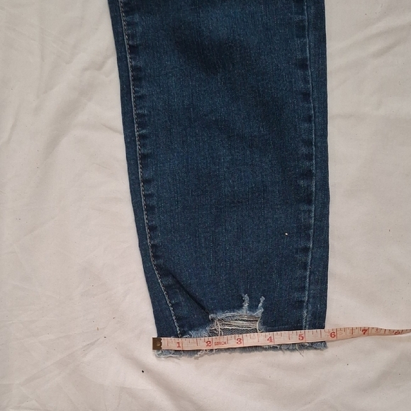 Nicole Miller Women's Blue Skinny Jeans with Distressed Details Size 8p - Picture 10 of 14